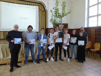 Remise des dipl&ocirc;mes et de l'arbre du d&eacute;veloppement durable par Sylvain Gland, IA-IPR d'histoire g&eacute;ographie et coordonnateur acad&eacute;mique pour l'&eacute;ducation au d&eacute;veloppement durable