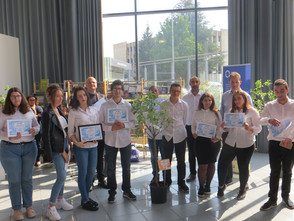 Prix "implication d&eacute;veloppement durable" remis &agrave; l'EREA Henri Ebel d'illkirch-Graffenstaden (67) par Philippe Lahsen, repr&eacute;sentant d'EDF