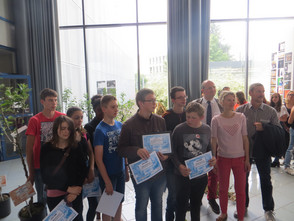 Prix "implication d&eacute;veloppement durable" remis au coll&egrave;ge du Torenberg de Heiligenstein (67) par Sylvain Gland, IA-IPR d'histoire g&eacute;ographie et coordonnateur acad&eacute;mique pour l'Education au d&eacute;veloppement durable
