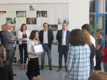 Prix "coup de c&oelig;ur du d&eacute;veloppement durable" remis au coll&egrave;ge Jean Paul de Dadelsen de Hirsingue (68) par Marie Jacquet, repr&eacute;sentante de la DREAL Grand Est