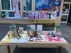 Exposition &agrave; la maternelle, avec l&rsquo;arbre des contes