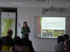 Sandrine Maetz, enseignante de SVT, pr&eacute;sentant sa mission aupr&egrave;s de l'Ariena