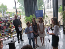 Prix "coup de c&oelig;ur du d&eacute;veloppement durable" remis au coll&egrave;ge Mac Mahon de Woerth (67) par Marie Jacquet, repr&eacute;sentante de la DREAL Grand Est