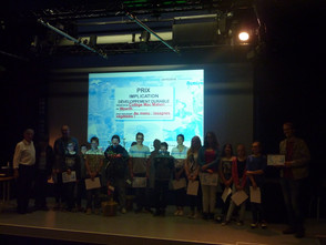 Prix remis au Coll&egrave;ge Mar&eacute;chal de Mac Mahon de Woerth par Alain Sprauer, coordinateur acad&eacute;mique du domaine culturel "Culture scientifique et technique" &agrave; la d&eacute;l&eacute;gation acad&eacute;mique &agrave; l&rsquo;action culturelle