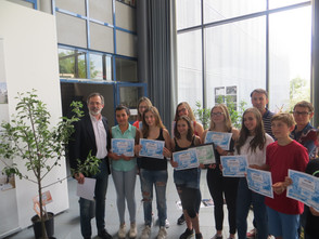 Prix "d&eacute;veloppement durable" remis au coll&egrave;ge Robert Schuman de Saint-Amarin (68) par Ludovic des Robert, repr&eacute;sentant d'EDF