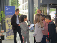 Prix "d&eacute;veloppement durable" remis au coll&egrave;ge Jean Mac&eacute; de Mulhouse (68) par Philippe Lahsen, repr&eacute;sentant d'EDF