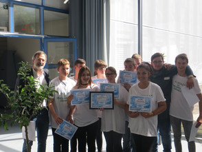 Prix "implication d&eacute;veloppement durable" remis au lyc&eacute;e Goulden de Bischwiller (67) par Ludovic des Robert, repr&eacute;sentant d'EDF