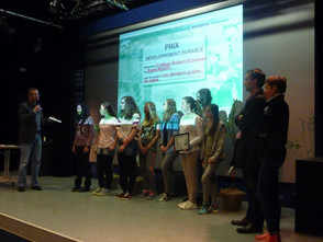 Prix remis au coll&egrave;ge de Saint Amarin par Ludovic des Robert, charg&eacute; de mission d&eacute;veloppement durable &agrave; la d&eacute;l&eacute;gation r&eacute;gionale d'EDF