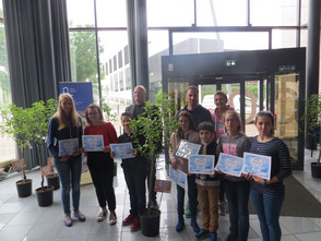 Prix "implication d&eacute;veloppement durable" remis au coll&egrave;ge Robert Schuman de Saint-Amarin (68) par Sylvain Gland, IA-IPR d'histoire g&eacute;ographie et coordonnateur acad&eacute;mique pour l'EDD