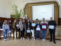 Remise des dipl&ocirc;mes et de l'arbre du d&eacute;veloppement durable par Sylvain Gland, IA-IPR d'histoire g&eacute;ographie et coordonnateur acad&eacute;mique pour l'&eacute;ducation au d&eacute;veloppement durable